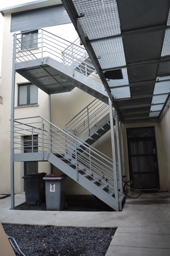 [1087] Escalier de Secours avec Marches en Tôle Larmée