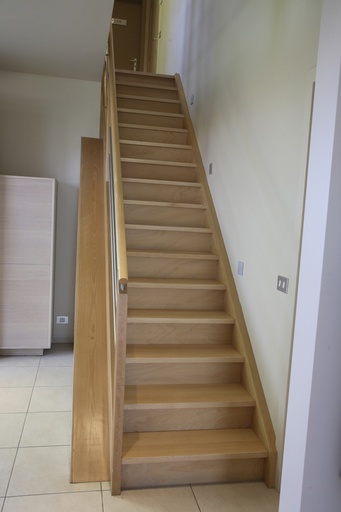 [2033] Escalier fermé droit standard en hêtre