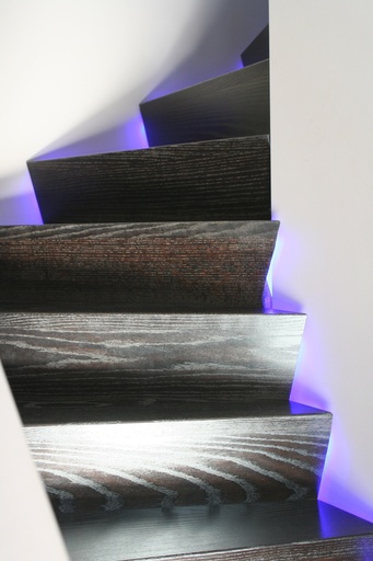 [1090] Escalier en Z entre murs avec éclairage LED