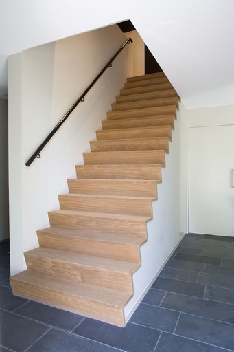 [1049] Escalier en Z partiellement entre murs