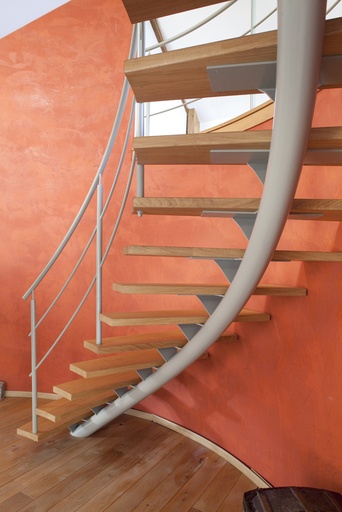 [1063] Escalier avec limon central en métal