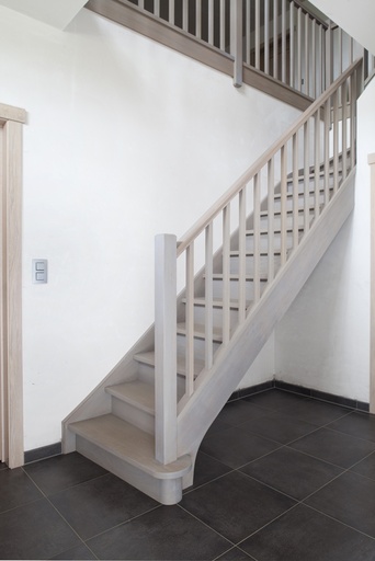 [1064] Escalier droit fermé en bois, en hêtre