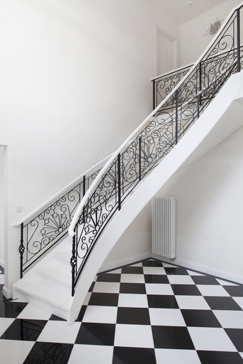 [1067] Escalier avec balustrade décorative