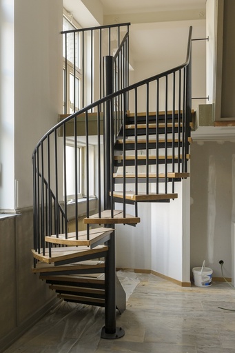 [1074] Escalier en colimaçon combinant limon et noyau central