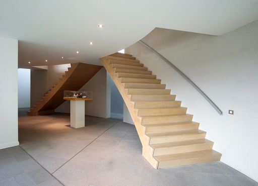 [1130] Escalier droit en Z avec une légère courbure