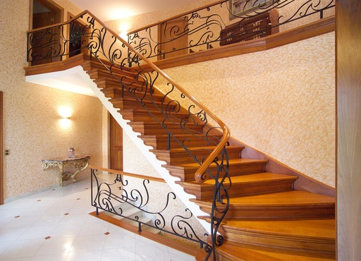 [1136] Escalier à marches pleines royales