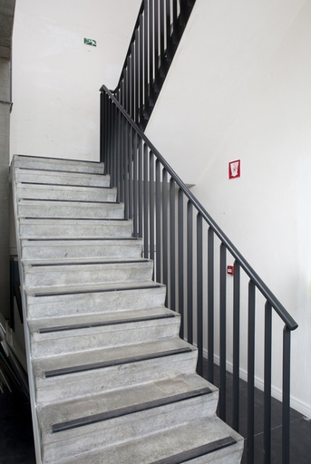 [1140] Garde-corps métallique sur escalier en béton (140)