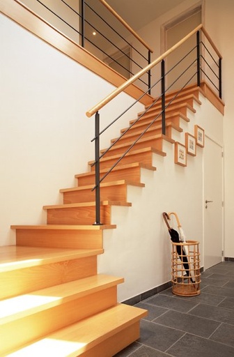 [1147] Escalier en bois à limons échancrés