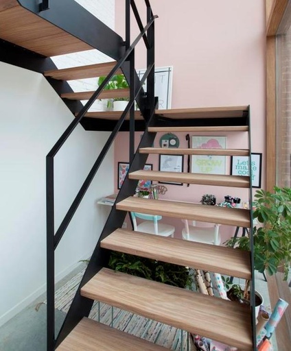 [999] Escalier métallique avec afrormosia dans une maison de maître