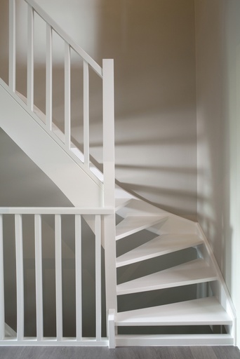 [995] Escalier Classique | Peint