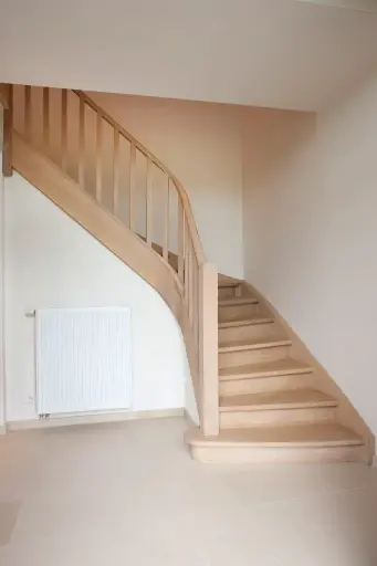 Escalier en bois avec volute de départ