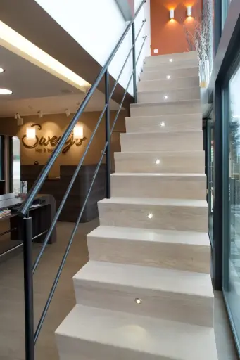 Escalier en Z avec LED dans un salon de coiffure