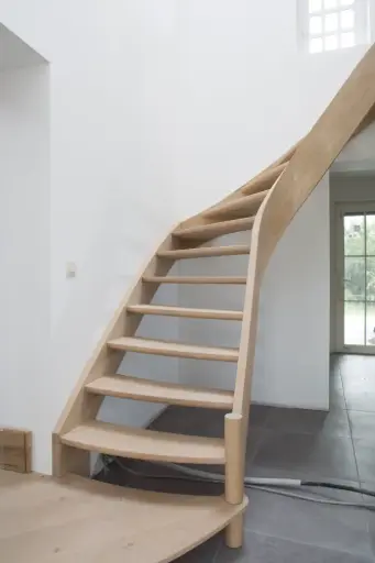 Escalier tournant à limon courbe