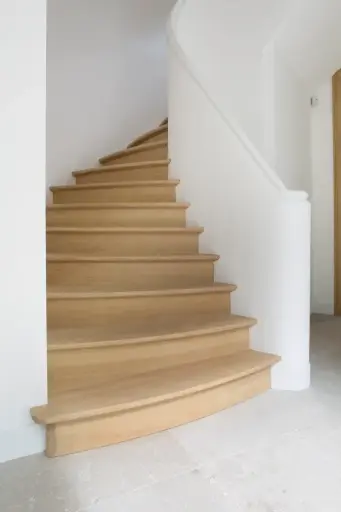 Escalier en Bois Courbe autour d'une Colonne Ronde