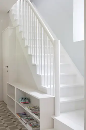 Escalier Blanc avec Meuble à Chaussures Intégré