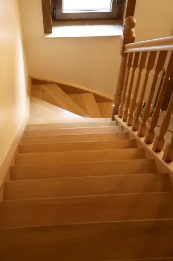 Escalier Tournant en Bois à Balustres Tournés