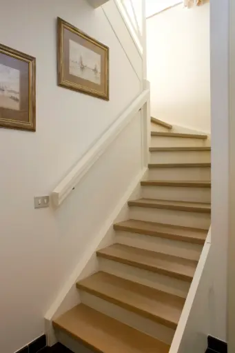 Escalier Blanc à Motif Croisé