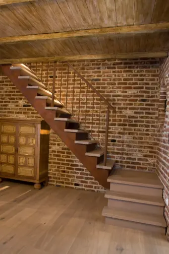 Escalier Ouvert en Bois dans un Intérieur Rustique