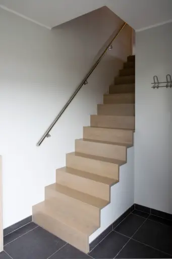 Escalier Fermé à Garde-corps Courbe