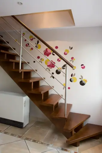 Escalier Ouvert en Bois Teinté Foncé