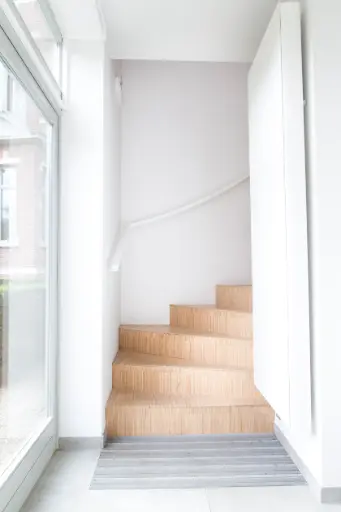 Escalier Compact en Intérieur Blanc