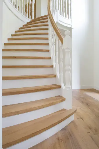 Escalier Fermé à Garde-corps Courbe