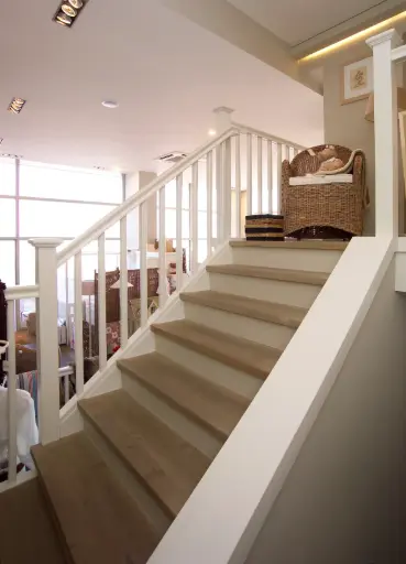 Escalier Blanc en Intérieur Commercial