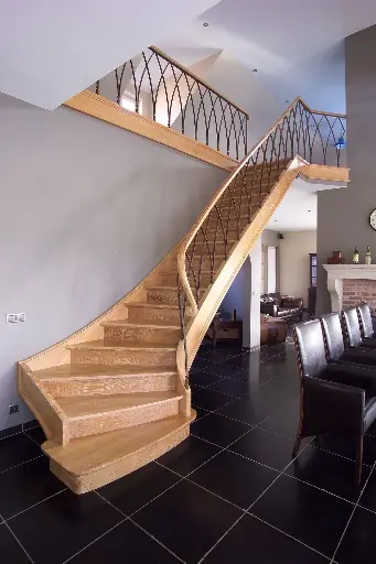 Escalier Fermé à Garde-corps en Fer Forgé