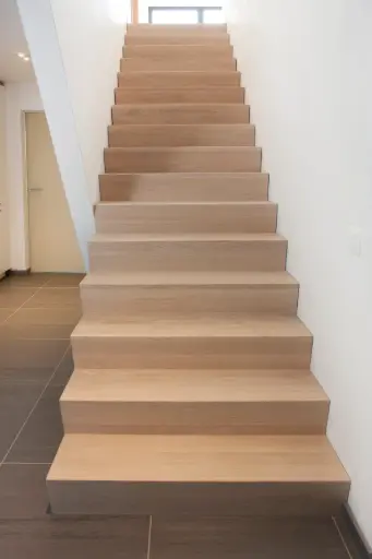Escalier en Z Flottant Ancré au Mur