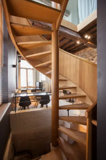 Escalier en S en Bois avec Lambris à Panneaux