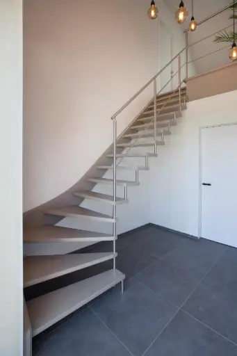 Escalier Flottant autour d'une Colonne Inox