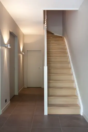 Escalier en Bois avec Garde-corps Blanc