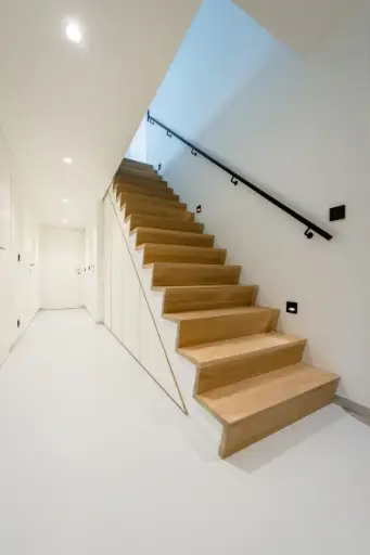 Escalier Flottant dans un Intérieur Minimaliste