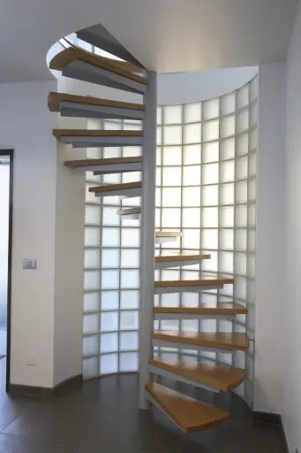 Escalier en Colimaçon Ouvert près de Briques de Verre