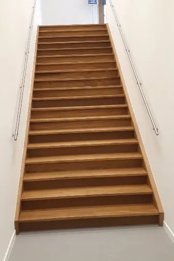 Escalier Droit avec Double Main Courante Murale