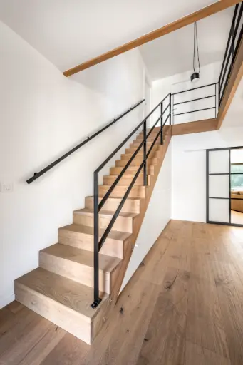 [3084] Escalier Droit Autoportant à Marches Pleines en Chêne