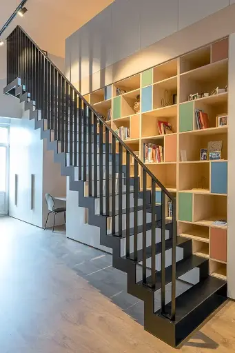 [3100] Open rechte metalen trap (3100)